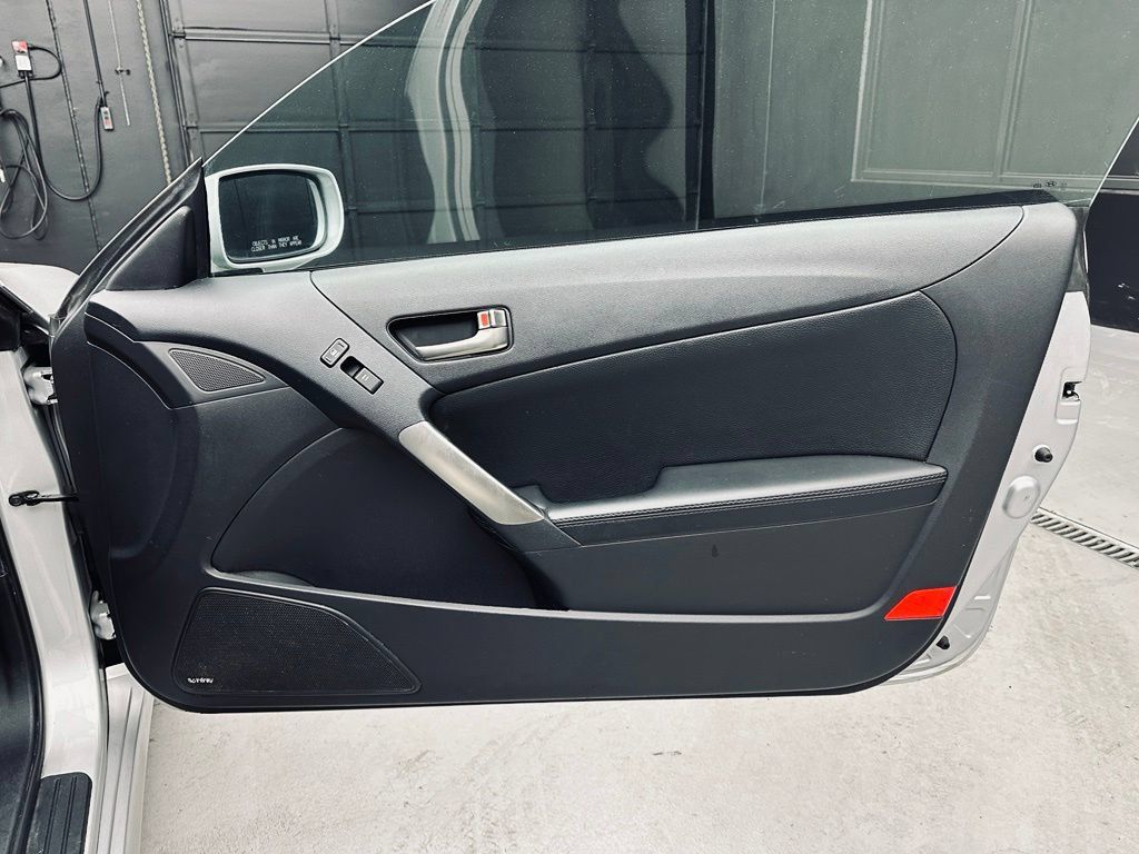 Used 2016 Hyundai Genesis Coupe 3.8 RWD image 21
