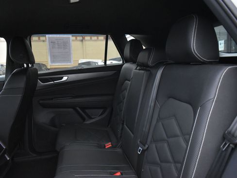 Used 2025 Volkswagen Atlas Cross Sport SE image 14