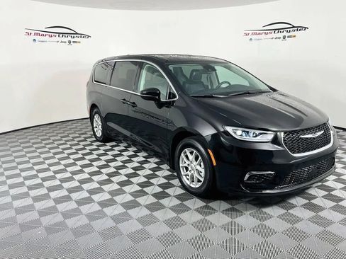Used 2024 Chrysler Pacifica Touring-L FWD image 1
