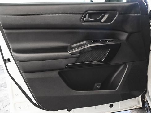 Used 2023 Nissan Pathfinder SV image 8