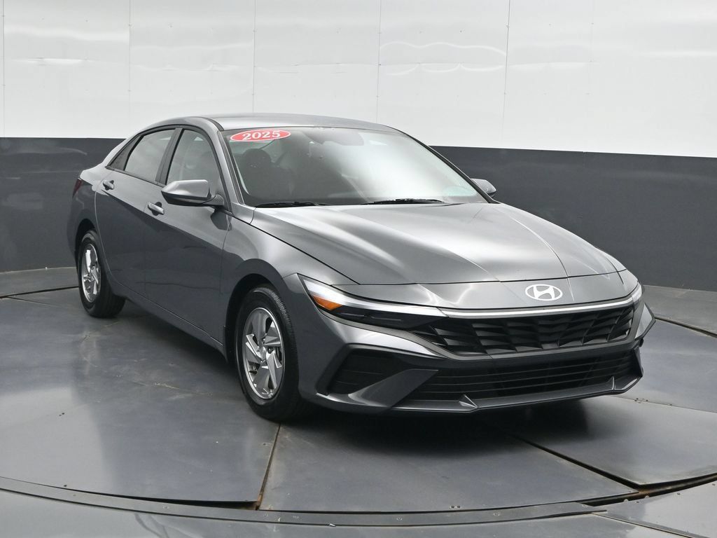 Used 2025 Hyundai Elantra SE FWD image 4