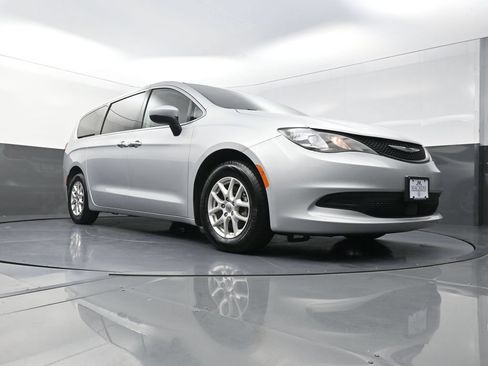 Used 2022 Chrysler Voyager LX FWD image 21