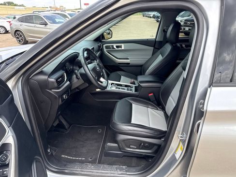 Used 2023 Ford Explorer XLT w/ Equipment Group 202A RWD image 19