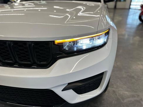 Used 2024 Jeep Grand Cherokee Altitude image 10