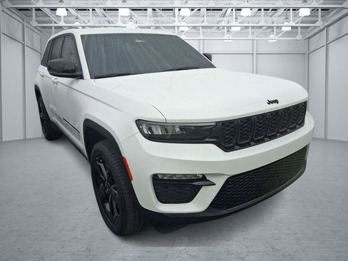 Used 2023 Jeep Grand Cherokee Limited w/ Black Appearance Package AWD/4WD image 3