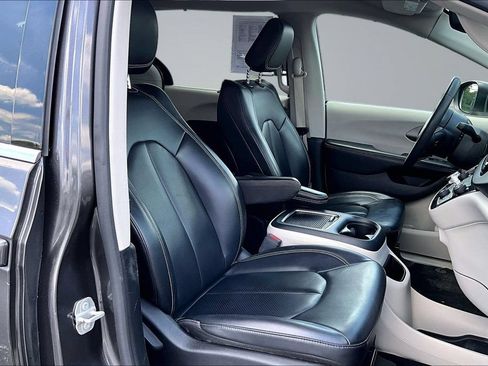 Used 2023 Chrysler Pacifica Touring-L FWD image 7