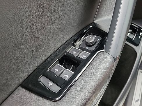 Used 2019 Volkswagen Tiguan SEL R-Line image 34