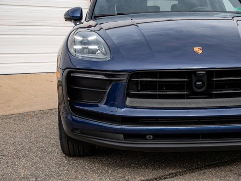Certified 2025 Porsche Macan AWD/4WD image 11