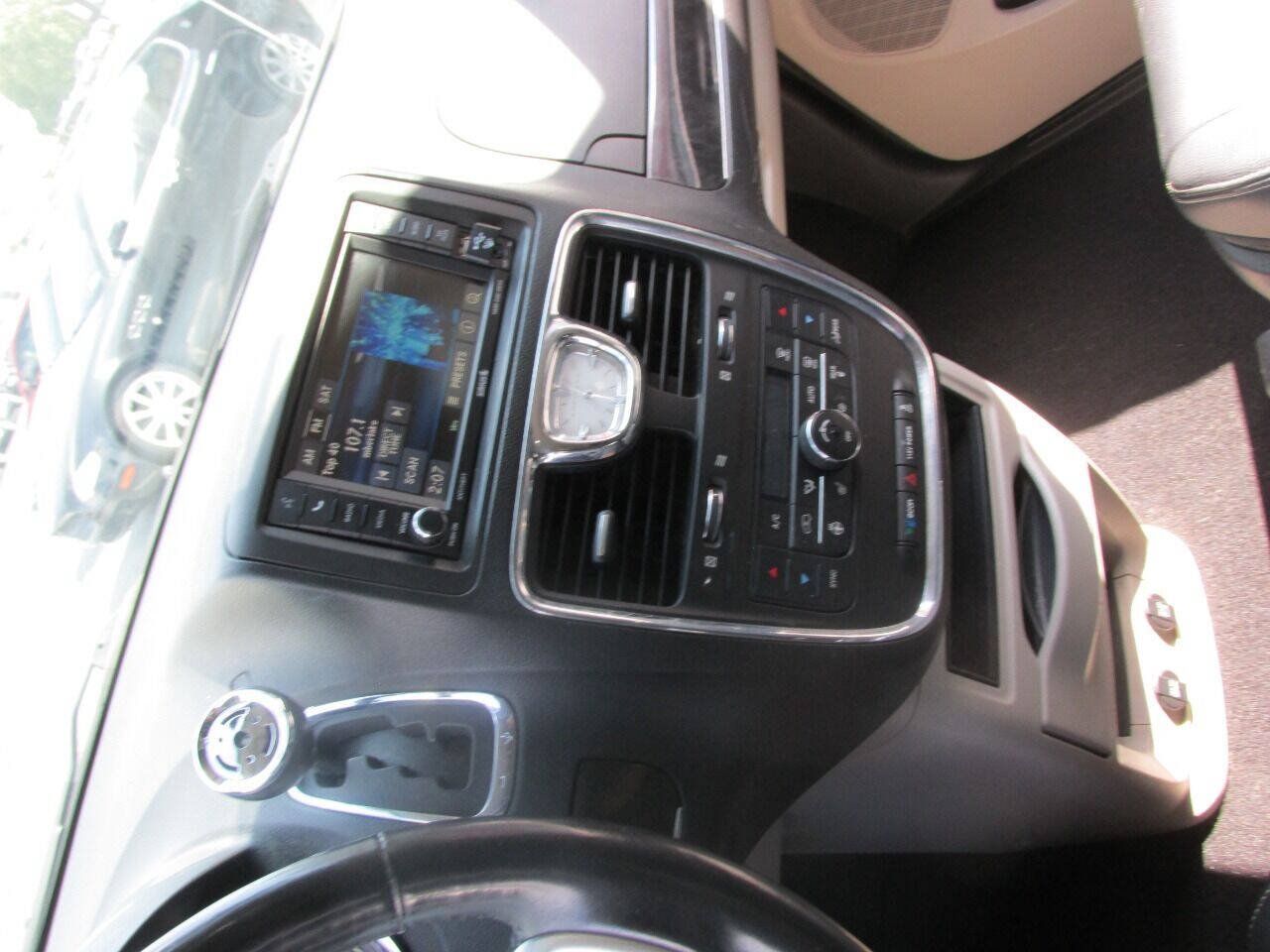 Used 2015 Chrysler Town & Country Touring w/ Driver Convenience Group FWD image 57