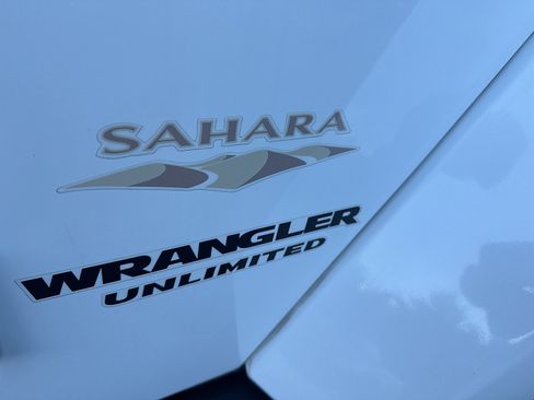Used 2015 Jeep Wrangler Unlimited Sahara w/ Connectivity Group AWD/4WD image 19