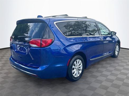 Used 2018 Chrysler Pacifica Touring-L image 6