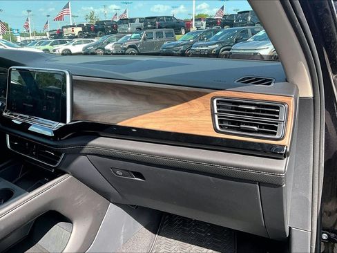 Used 2024 Volkswagen Atlas SE AWD/4WD image 15