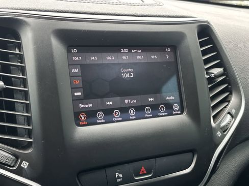 Used 2019 Jeep Cherokee Latitude Plus AWD/4WD image 14
