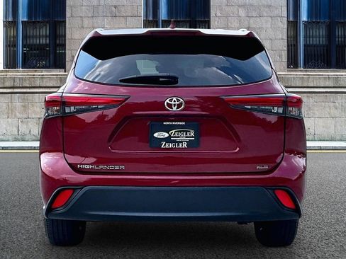 Used 2022 Toyota Highlander XLE FWD image 4