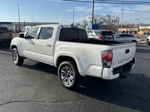 Used 2017 Toyota Tacoma Limited image 4