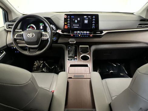 Used 2024 Toyota Sienna XLE image 21