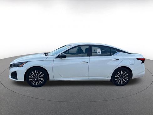 Used 2025 Nissan Altima 2.5 SV FWD image 9