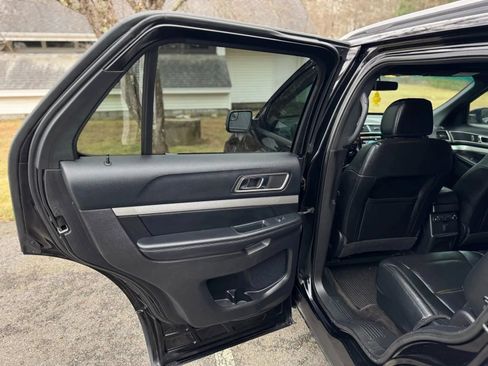 Used 2016 Ford Explorer XLT w/ Equipment Group 202A AWD/4WD image 13