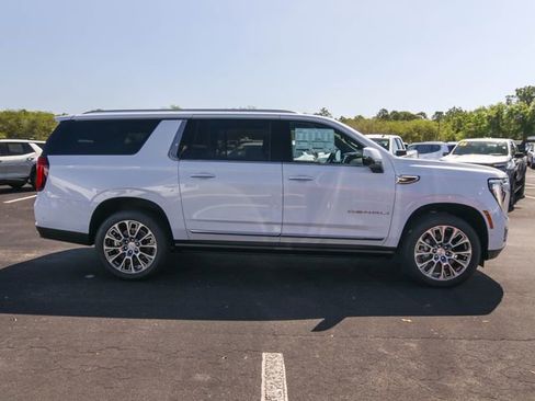 New 2026 GMC Yukon XL Denali w/ Denali Reserve Package AWD/4WD image 11