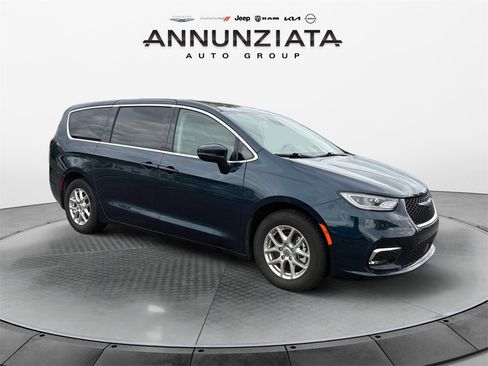 Certified 2023 Chrysler Pacifica Touring-L image 7