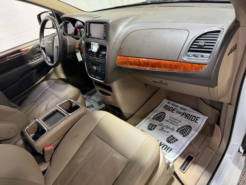 Used 2015 Chrysler Town & Country Touring FWD image 13