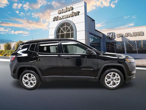 Used 2025 Jeep Compass Latitude w/ Convenience Group AWD/4WD image 2