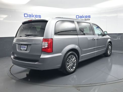 Used 2013 Chrysler Town & Country Touring-L w/ Driver Convenience Group FWD image 8