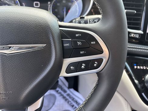 Used 2024 Chrysler Pacifica Limited FWD image 19