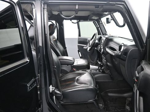 Used 2014 Jeep Wrangler Unlimited Sahara w/ Dual Top Group AWD/4WD image 27