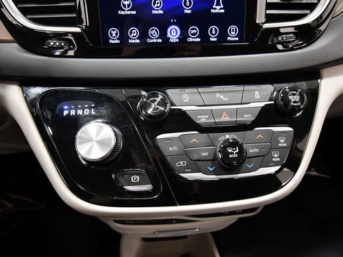 Used 2017 Chrysler Pacifica Touring-L Plus w/ Tire & Wheel Group FWD image 29