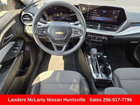 Used 2025 Chevrolet Trax LT FWD image 15