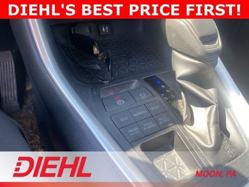 Used 2019 Toyota RAV4 LE AWD/4WD image 11