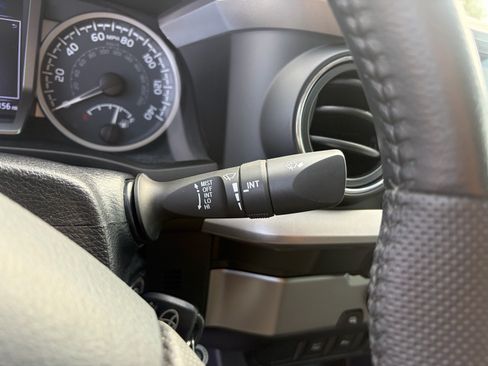 Used 2020 Toyota Tacoma SR5 RWD image 18