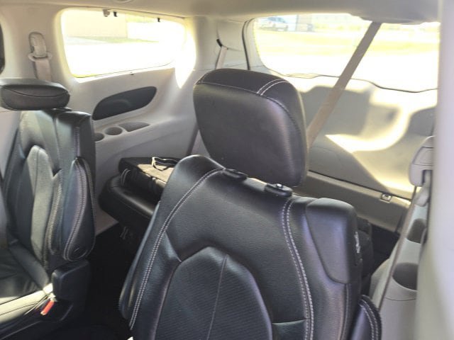 Used 2022 Chrysler Pacifica Touring-L FWD image 7