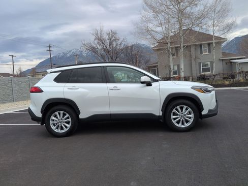 Used 2023 Toyota Corolla Cross LE w/ Moonroof Package image 2