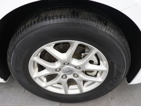 Used 2024 Chrysler Pacifica Touring-L FWD image 3