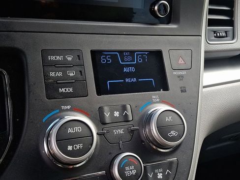 Used 2020 Toyota Sienna L image 16