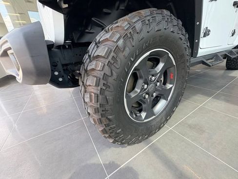 Used 2023 Jeep Gladiator Rubicon w/ Cold Weather Group AWD/4WD image 15