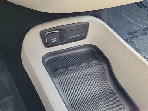 Used 2024 Chrysler Pacifica Touring-L FWD image 29