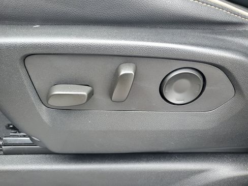 Used 2024 GMC Yukon XL SLT image 14