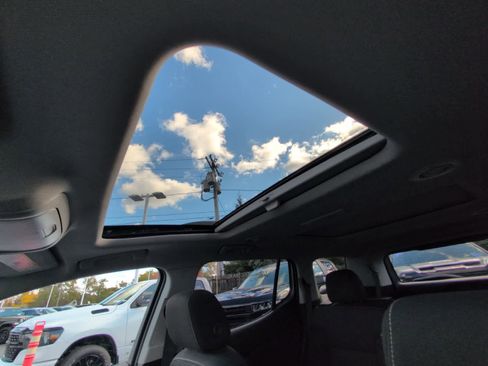 Used 2023 GMC Acadia SLE image 2