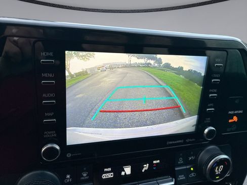 Used 2021 Toyota Highlander LE FWD image 24