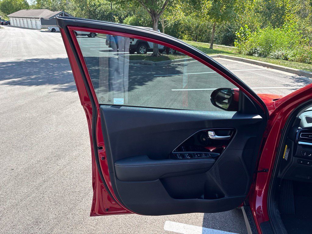 Used 2020 Kia Niro EX w/ Cold Weather Package FWD image 15