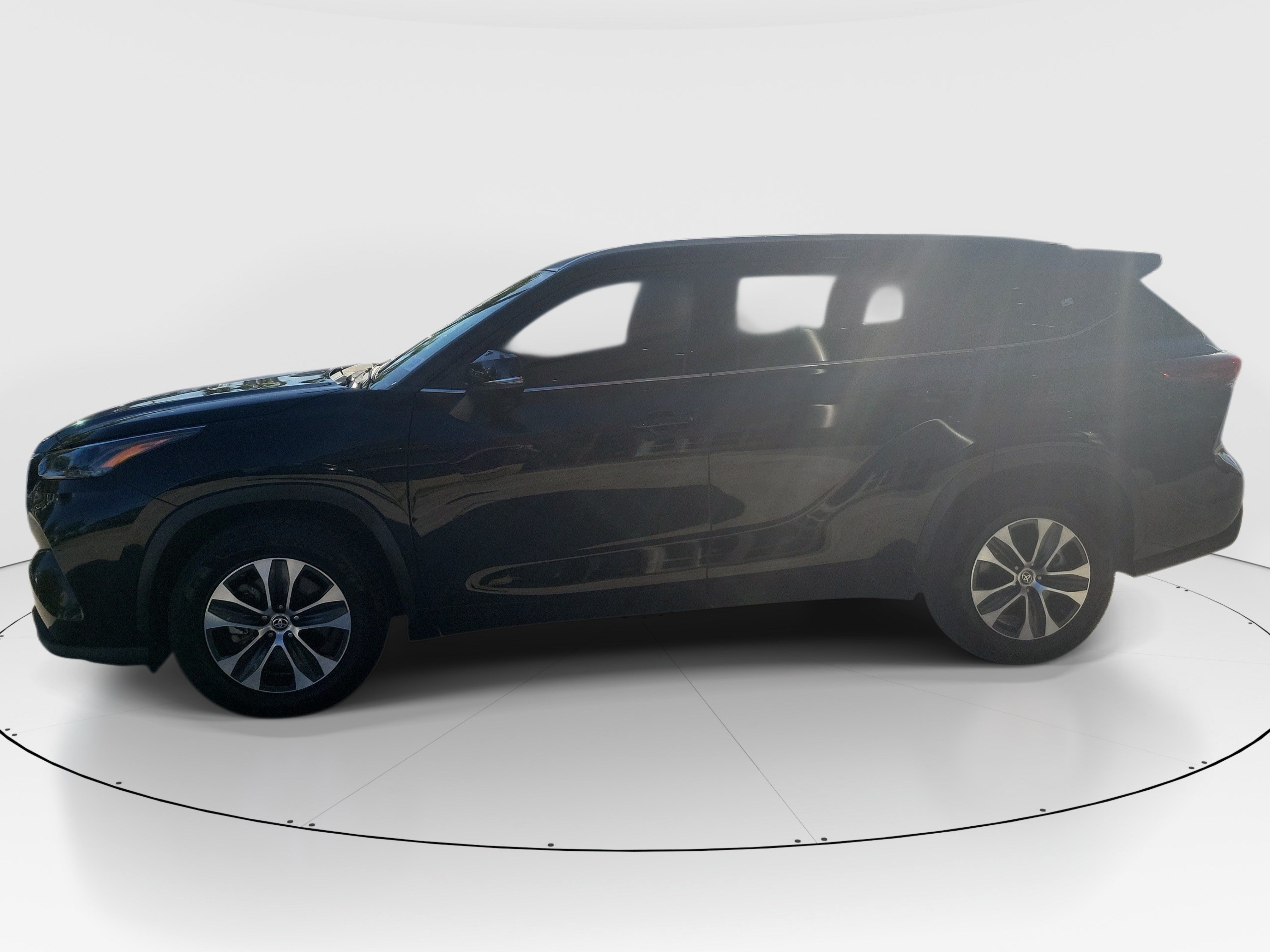 Used 2022 Toyota Highlander XLE FWD image 4