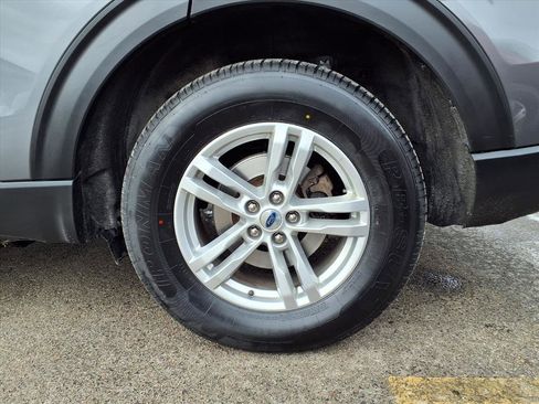 Certified 2022 Ford Explorer XLT w/ Equipment Group 202A image 7