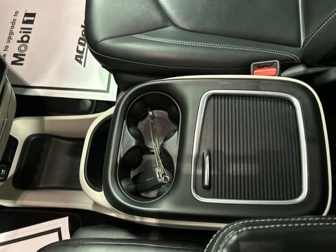 Used 2024 Chrysler Pacifica Touring-L image 21