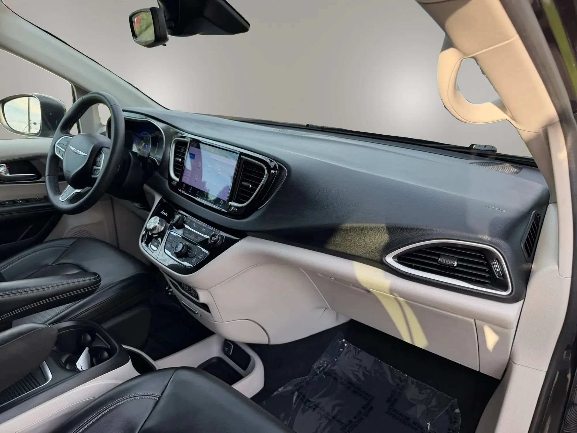 Used 2023 Chrysler Pacifica Touring-L FWD image 48