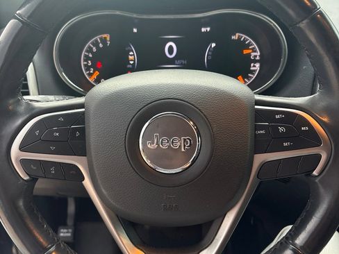 Used 2019 Jeep Grand Cherokee Laredo RWD image 7