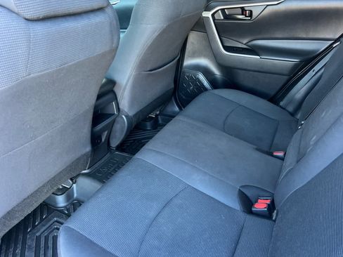 Used 2019 Toyota RAV4 LE FWD image 4