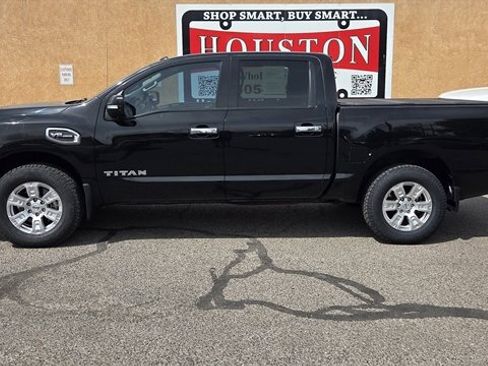 Used 2017 Nissan Titan SV image 1
